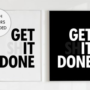 Może przedstawiać: Dwa oprawione wydruki z napisem "GET SHIT DONE" pogrubioną, czarną czcionką. Jeden wydruk ma białe tło, drugi jest czarny. Białe koło z napisem "BOTH COLORS INCLUDED" znajduje się w lewym górnym rogu.