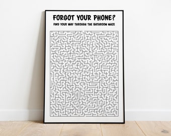 Könnte beinhalten: Ein schwarz-weißes, druckbares Labyrinth-Poster mit dem Text "FORGOT YOUR PHONE? FIND YOUR WAY THROUGH THE BATHROOM MAZE".