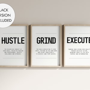 Puede incluir: Tres carteles motivacionales en blanco y negro con marcos de madera. Los carteles presentan las palabras "Hustle", "Grind" y "Execute" con definiciones debajo de cada palabra.
