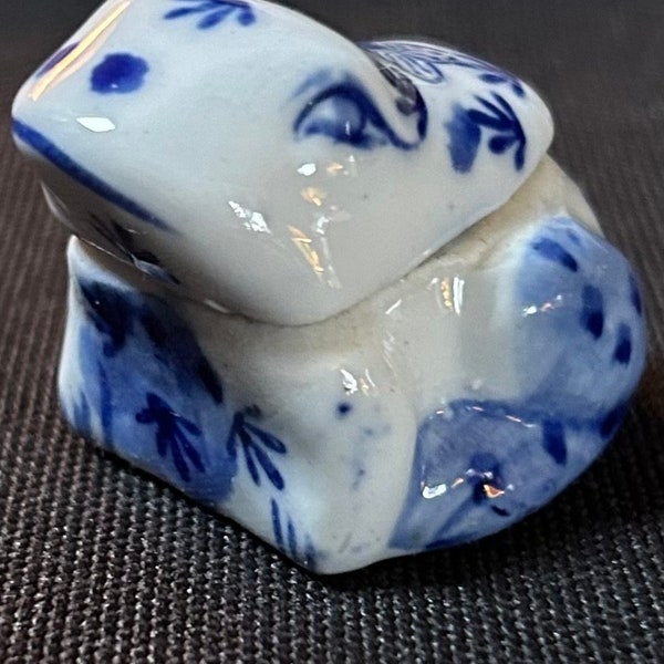 Tiny vintage ceramic frog ring or trinket box