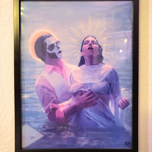 Pu&ograve; includere: Un dipinto di un uomo e una donna in una scena d'acqua. L'uomo indossa una camicia bianca e una maschera nera con occhiali da sole. La donna indossa un vestito bianco e ha un'aureola di luce sopra la testa. Il dipinto &egrave; in una cornice nera.