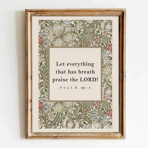 Può includere: Una stampa incorniciata con uno sfondo a motivi floreali e una citazione in un riquadro bianco che recita "Che tutto ciò che respira lodi il SIGNORE! SALMO 150:6"
