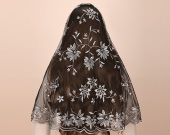 Voile mantille en dentelle chapelle : couvre-chef brodé de vigne en forme de D