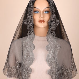 Peut inclure: Voile noir transparent avec broderie argent&eacute;e. Le voile a un bord festonn&eacute; et est fait d'un tissu d&eacute;licat.