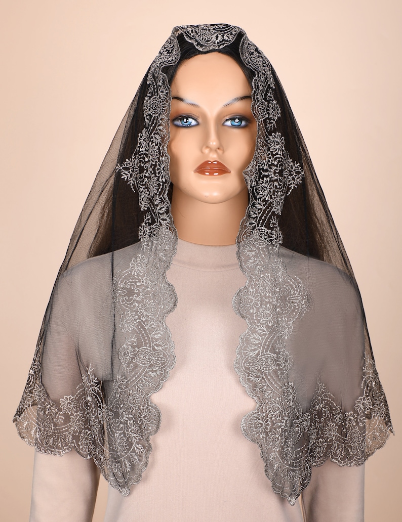 Peut inclure: Voile noir transparent avec broderie argent&eacute;e. Le voile a un bord festonn&eacute; et est fait d'un tissu d&eacute;licat.