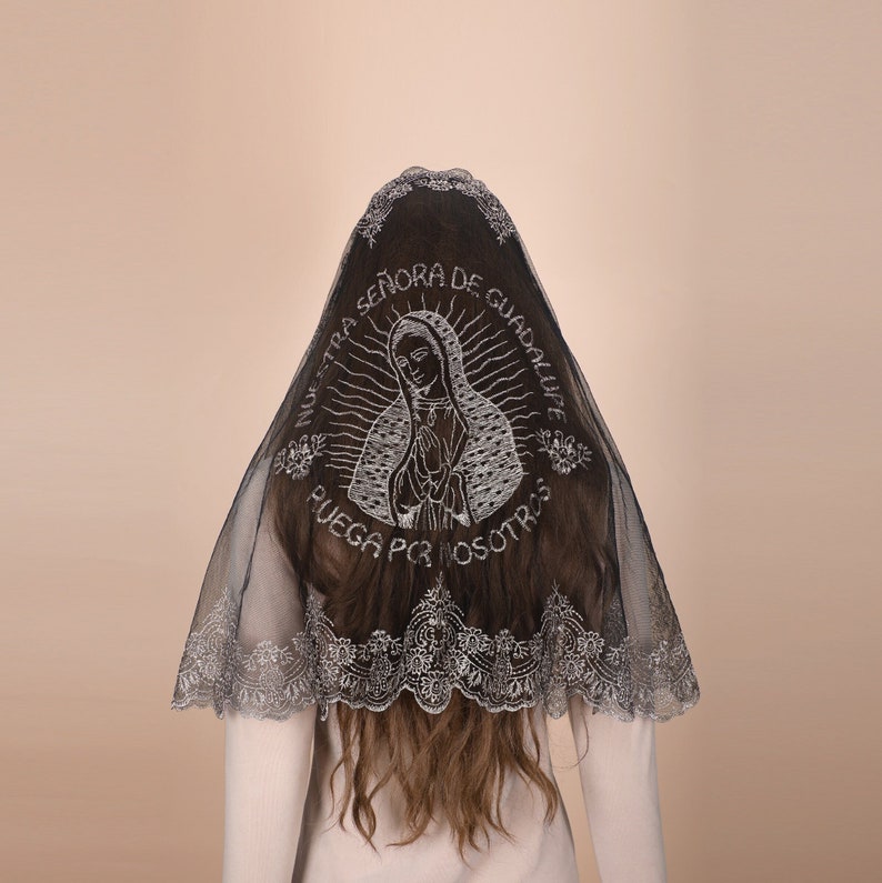 Peut inclure: Mantille en dentelle noire avec broderie argent&eacute;e repr&eacute;sentant une image de la Vierge Marie avec le texte "Nuestra Se&ntilde;ora de Guadalupe Ruega Por Nosotros".