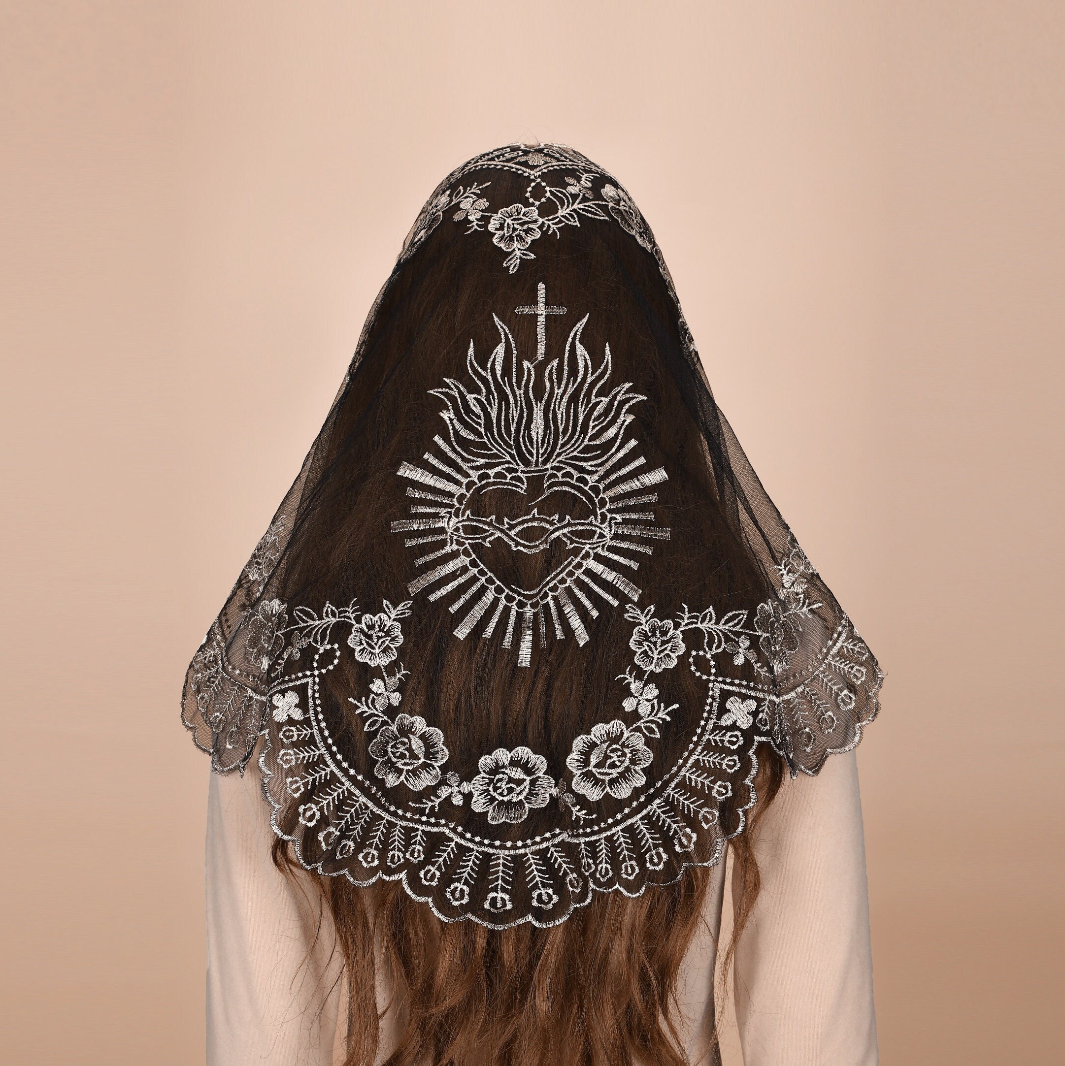 Elegant White Lace Bridal Veil With Lace Hearts Heart-shaped Accent Cathedral Length Bridal Veil for Wild  main image 4