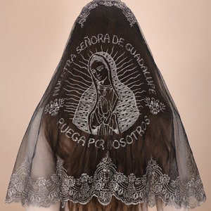Peut inclure: Mantille en dentelle noire avec broderie argent&eacute;e repr&eacute;sentant une image de la Vierge Marie avec le texte "Nuestra Se&ntilde;ora de Guadalupe Ruega Por Nosotros".