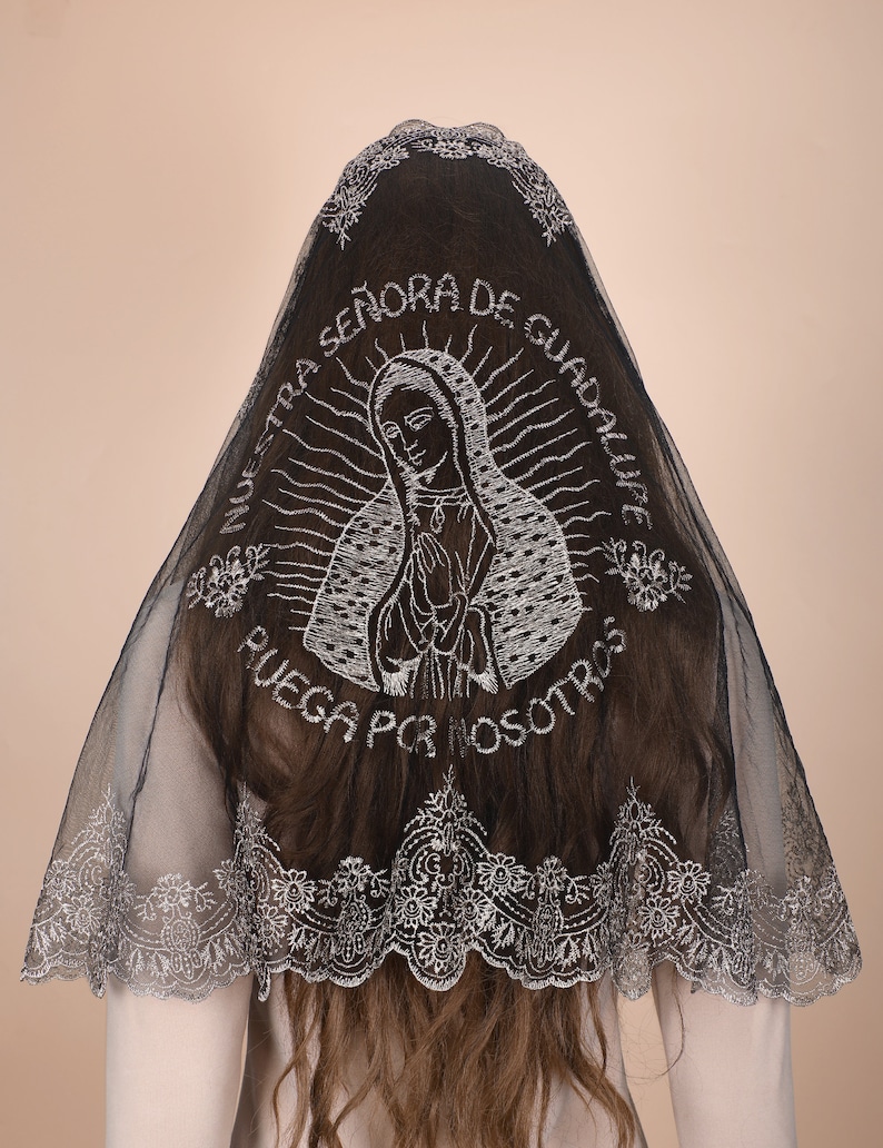 Peut inclure: Mantille en dentelle noire avec broderie argent&eacute;e repr&eacute;sentant une image de la Vierge Marie avec le texte "Nuestra Se&ntilde;ora de Guadalupe Ruega Por Nosotros".
