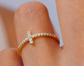 Kreuzring mit Pavé-Diamant aus 18 Karat Gold gefüllt, minimalistischer, zierlicher christlicher Kreuzschmuck für Frauen