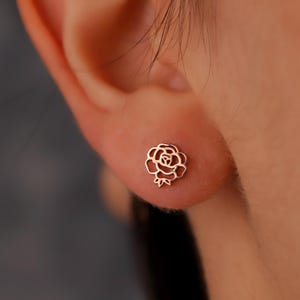 Orecchini con fiori di nascita • Orecchini con fiori • Orecchini a bottone • Regalo di compleanno • Orecchini personalizzati • Orecchini a bottone con fiori di nascita