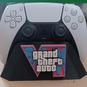 GTA 6 Controller-Ständer – Halterung für PS5- und Xbox-Controller in Grand Theft Auto VI – Elegantes Zubehör für den Gaming-Schreibtisch – Geschenkidee für Vice City-Fans