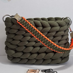 Bandoulière élégante en paracorde et cuir, idéale pour l'automne. Poignée de sac en cuir.