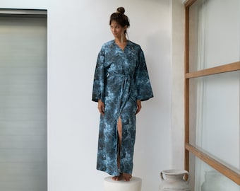 リネン着物マキシドレス Lexa ユニバースプリント 和装ローブ 柔らかいリネンのロングラップドレス ベルト付き着物ラップドレス