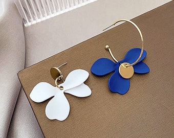 Boucles d'oreilles pendantes pendantes disques pétales bleues et blanches MIsmatch | Clip-off disponible | Boucle d'oreille tendance | Anniversaire de demoiselle d'honneur | Cadeau pour elle