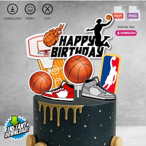 Puede incluir: Adorno para tarta con temática de baloncesto con las palabras "Happy Birthday" en negro. El diseño incluye balones de baloncesto, una canasta de baloncesto, zapatillas deportivas y la silueta de una persona jugando al baloncesto. La tarta es azul oscuro con goteo dorado.