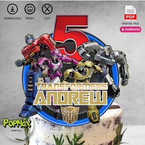 Pode incluir: Um topo de bolo com tema Transformers com um grande número 5 vermelho, um robô azul e amarelo, e o nome "ANDREW" em letras douradas. O topo também apresenta o logotipo dos Transformers.