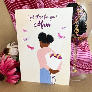 Carte de fête des mères noires, fille tenant des fleurs, maman noire, carte noire chic, ethnique, diversifiée, afro-américaine, carte de maman
