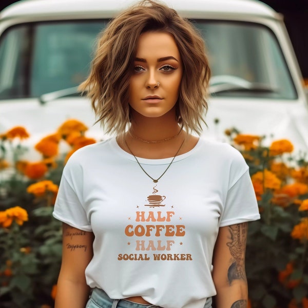 Half Coffee Half Social Worker T-Shirt für Sozialarbeiter / Sozialarbeiterin - Kaffeetasse Kaffeetrinker Shirt - Berufe Shirt Geschenk