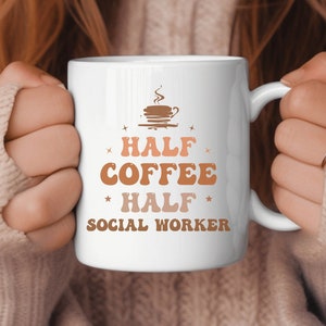 Könnte beinhalten: Eine weiße Keramik-Kaffeetasse mit braunem und orangefarbenem Design. Die Tasse zeigt eine stilisierte Kaffeetasse mit Dampf und den Text "Half Coffee Half Social Worker".