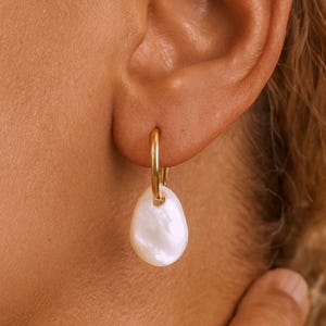 Gold Perle Tropfen Creolen, Süßwasser Barock Perle Ohrringe, Minimalistischer Sommer Schmuck, zierliche Creolen, Geburtstagsgeschenk für sie,