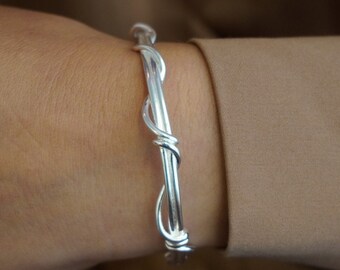 Regalo de pulseras de plata para mujeres, brazalete de plata de joyería hecho a mano, brazalete moderno de plata de ley 925, regalo de cumpleaños delicado para ella, regalo para mamá