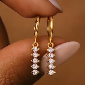 Boucles d'oreilles pendantes CZ en or 18 carats, créoles diamants délicats, boucles d'oreilles minimalistes Huggie, bijoux de mariée élégants, cadeau de demoiselle d'honneur pour elle