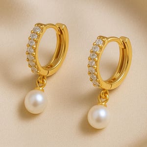 Pendientes colgantes de perla dorada y diamantes, delicados pendientes de perla de agua dulce, pequeños aros Huggie, joyas con piedra de nacimiento, regalo para dama de honor.