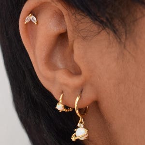 Set di orecchini a cerchio Huggie in opale, orecchini a perno con ciondolo classico in diamante, orecchini in argento sterling con opale bianco, regalo di compleanno per la mamma.