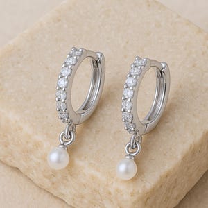 Pearl Drop Huggie-oorbellen, sierlijke diamanten minimalistische hoepels, sterlingzilver CZ bruidssieraden, geboortesteenoorbellen, bruidsmeisje cadeau voor haar