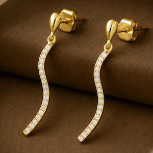 Delicati orecchini pendenti in oro, orecchini con zirconi cubici ondulati, gioielli da sposa unici, orecchini da sposa moderni, regalo per lei