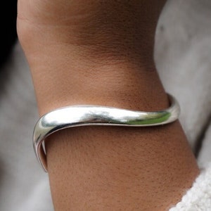 Bracelet jonc en argent audacieux, bracelet à breloques, bijoux faits main, bracelet manchette en argent sterling, cadeau ajustable pour elle, cadeau délicat pour maman image 1