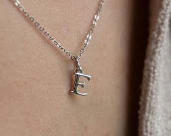 Colliers personnalisés avec pendentif initiale, collier minuscule lettre minimaliste, bijoux en argent à breloques faites main, cadeau de fête des mères, cadeau d'anniversaire pour elle