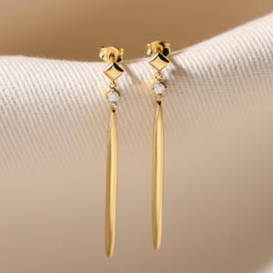 Orecchini pendenti minimalisti con diamanti, orecchini delicati in oro 18k, orecchini pendenti con diamanti, orecchini a cerchio Huggie, regalo per damigelle d'onore per lei