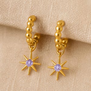 Gold Starburst Tropfen Ohrringe, Minimalist Baumeln-Creolen, zierliche Stern Charme Creolen, 18k Gold himmlischen Schmuck, Mutter Geburtstagsgeschenk