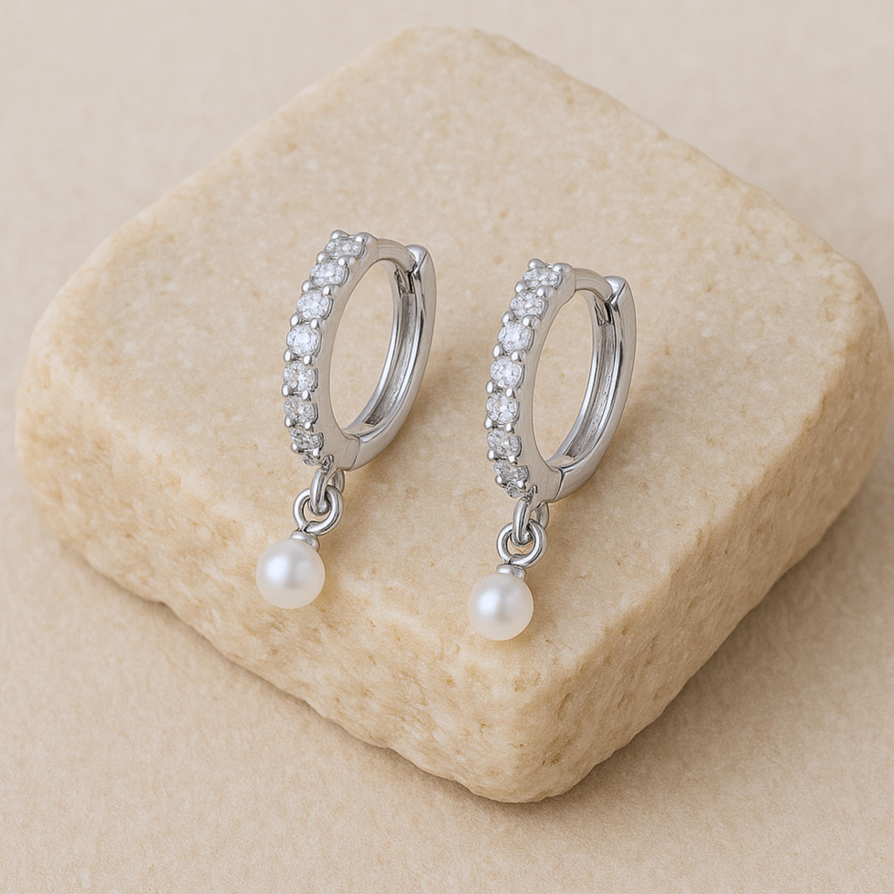 Orecchini vintage in foglia d'oro spazzolata con perle avorio, clip posteriore con perle di vetro bianco sporco, gioielli da sposa vintage, regalo moderno per matrimonio nei boschi anni '60 - Italia