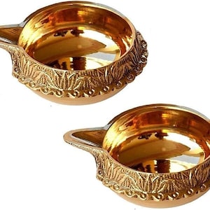 Diya de aceite de latón con diseño grabado a mano para el templo del hogar, diya Kuber de latón para Pooja, regalos de inauguración de la casa, lámpara de aceite de latón dorada de 5 cm.