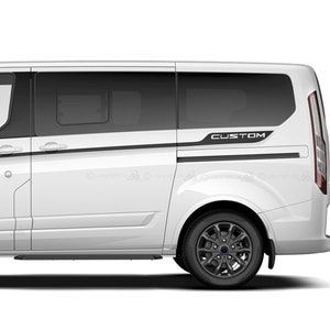 Può includere: Un furgone Ford Transit Custom bianco con finiture nere e la scritta "CUSTOM" sul lato.