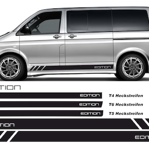 Puede incluir: Calcomanías de vinilo en blanco y negro para una furgoneta Volkswagen Transporter. Las calcomanías presentan la palabra "EDITION" y un diseño de rayas. Las calcomanías están disponibles para los modelos T4, T5 y T6.