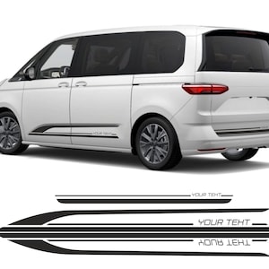 Könnte beinhalten: Ein weißer Minivan mit schwarzen Seiten- und Heckstreifen. Die Streifen tragen den Text "YOUR TEXT".