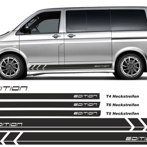 Puede incluir: Calcomanías de vinilo en blanco y negro con la palabra "EDITION" en una fuente estilizada. Las calcomanías están diseñadas para ser aplicadas en el lateral de una camioneta. Las calcomanías se muestran en una camioneta plateada con molduras negras. El texto "T4 Heckstreifen", "T6 Heckstreifen" y "T5 Heckstreifen" también es visible en la imagen.