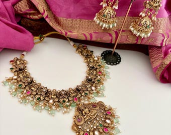 Conjunto de joyas de templo rosa y verde/Joyas del sur de la India en oro antiguo/Jhumkis/Collar Lakshmi Kundan/Conjunto de joyas de boda indias