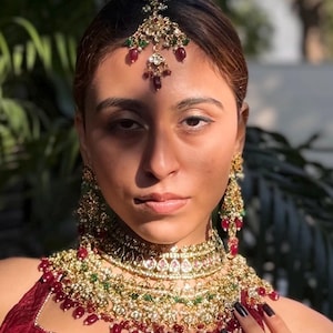 Conjunto de joyería nupcial india/Conjunto de novia granate/Conjunto de collar Kundan rojo y verde/Conjunto de Meenawork/Joyería india/Joyería de Bollywood/Conjunto de boda