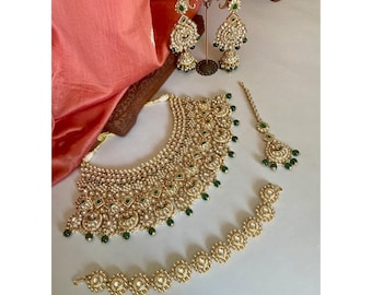 Parure de bijoux de mariée vert émeraude/parure de bijoux de mariage/bijoux de créateur/parure de collier Kundan/parure de bijoux indiens/tika vert/Sheeshphool