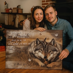 Könnte beinhalten: Holzwandkunst mit zwei Wölfen in einem Feld mit hohem Gras und Schmetterlingen. Der Text lautet "My Favorite Place in All the World is Next to You" und enthält die Namen "William & Emily".