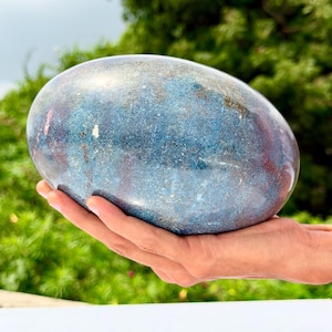 Lingam de rubí y cianita natural / Piedra preciosa rosa azulada pulida (India)