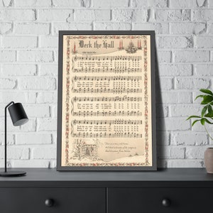 Puede incluir: Una impresión de partitura vintage del villancico navideño "Deck the Halls" con un borde decorativo de acebo y velas. Las letras y las notas musicales están impresas en tinta negra sobre un fondo crema.