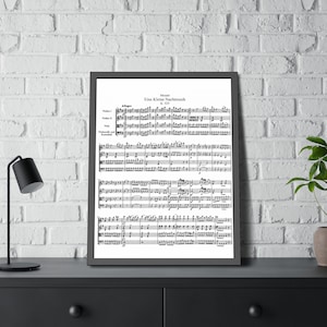 Könnte beinhalten: Ein Schwarzweiß-Notenblatt von Mozarts Eine kleine Nachtmusik, K. 525. Die Noten enthalten den Titel, den Komponisten und die musikalische Notation für den ersten Satz, Allegro.