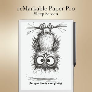 Pu&ograve; includere: Un tablet digitale con uno stilo nero. Lo schermo mostra un'illustrazione in bianco e nero di un gufo appeso a testa in gi&ugrave; a un ramo. Il testo in alto recita "reMarkable Paper Pro Sleep Screen" e in basso "Perspective is everything."