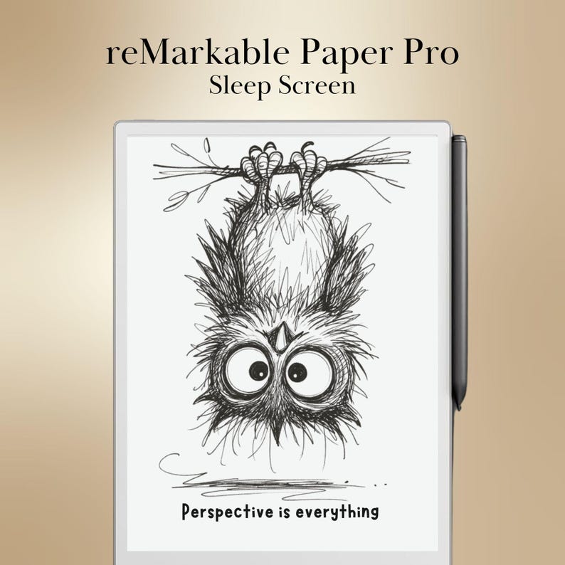 Pu&ograve; includere: Un tablet digitale con uno stilo nero. Lo schermo mostra un'illustrazione in bianco e nero di un gufo appeso a testa in gi&ugrave; a un ramo. Il testo in alto recita "reMarkable Paper Pro Sleep Screen" e in basso "Perspective is everything."